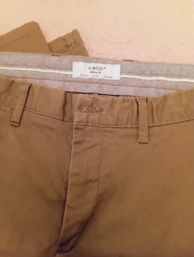 Pantalón chino Celio verde oliva