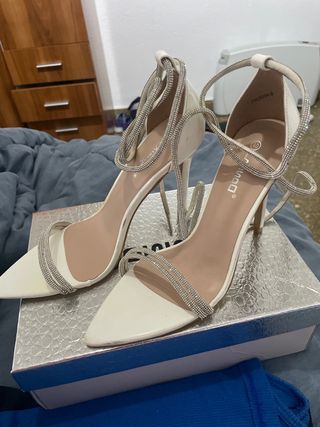 Tacones finos con tiras brillantes