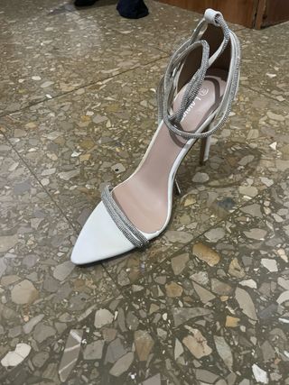 Tacones finos con tiras brillantes