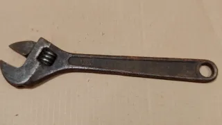 Llave inglesa antigua