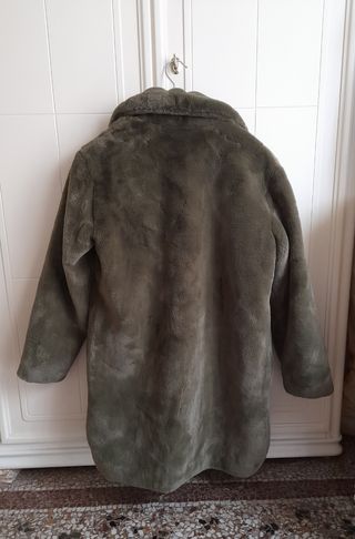 Pelliccia verde oliva con tasche laterali.