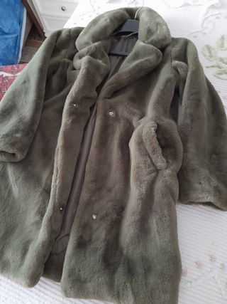 Pelliccia verde oliva con tasche laterali.