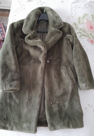 Pelliccia verde oliva con tasche laterali.