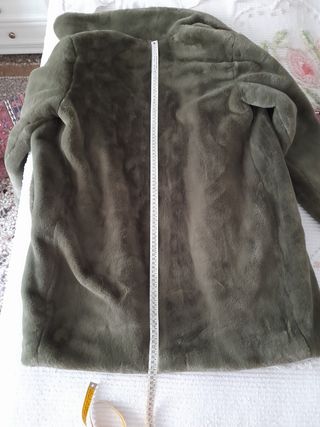 Pelliccia verde oliva con tasche laterali.