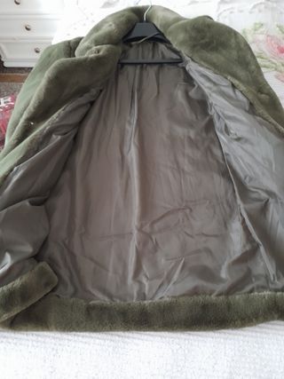 Pelliccia verde oliva con tasche laterali.