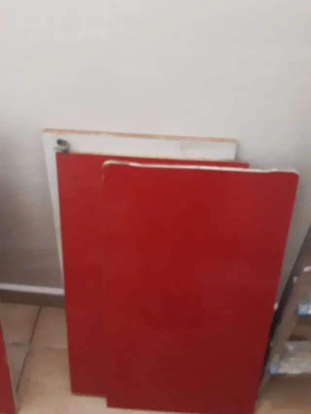 Escritorio infantil rojo