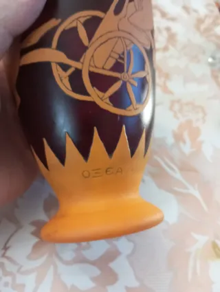 Vaso in vetro con dettagli in rilievo