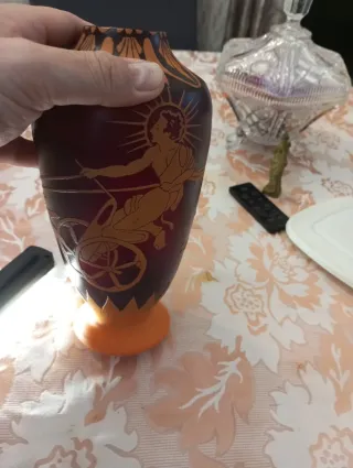 Vaso in vetro con dettagli in rilievo