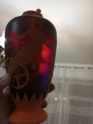 Vaso in vetro con dettagli in rilievo