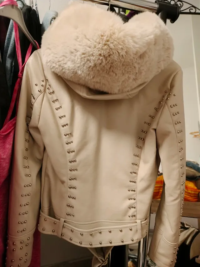 Chaqueta beige con pelo y capucha