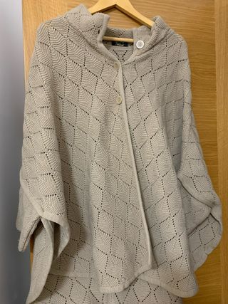 Poncho de malha com botões