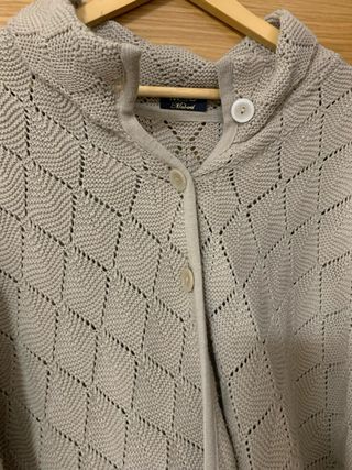 Poncho de malha com botões