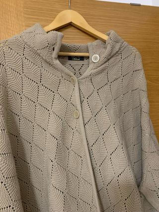 Poncho de malha com botões