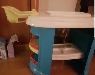 Cambiador de bebé de juguete azul y amarillo