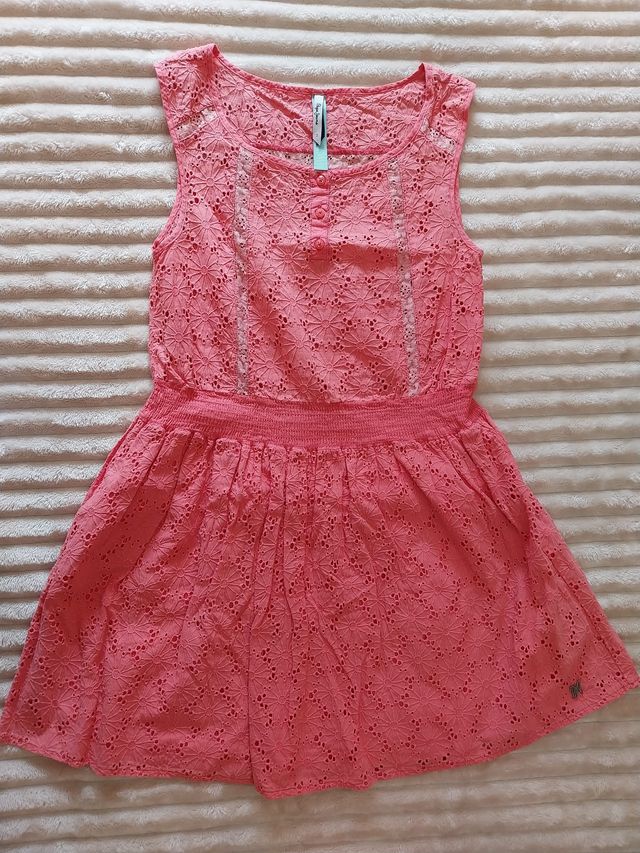 Vestido de renda e bordado para mulher