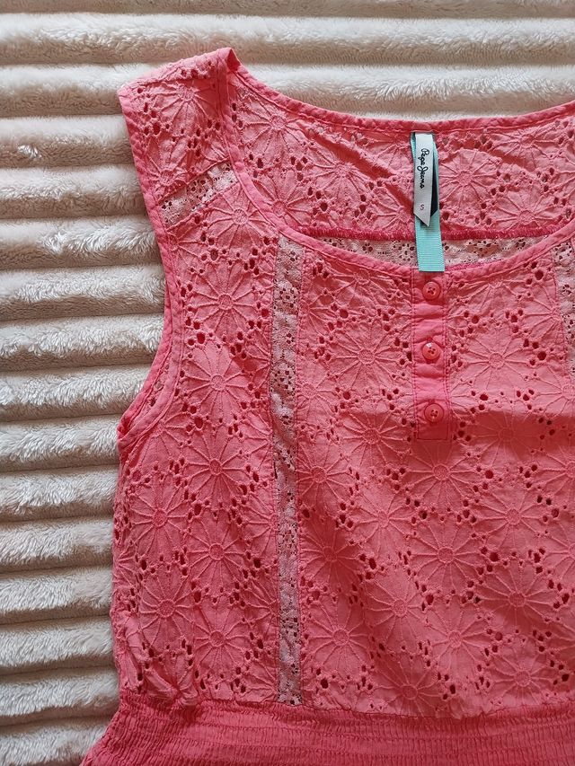 Vestido de renda e bordado para mulher