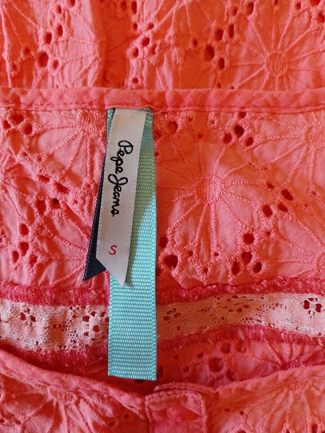 Vestido de renda e bordado para mulher