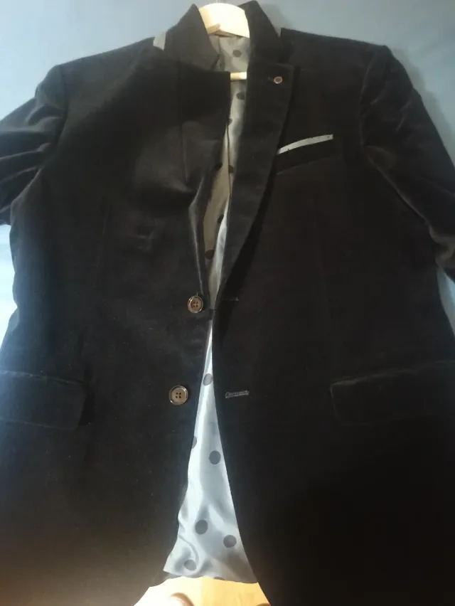 Americana negra de terciopelo