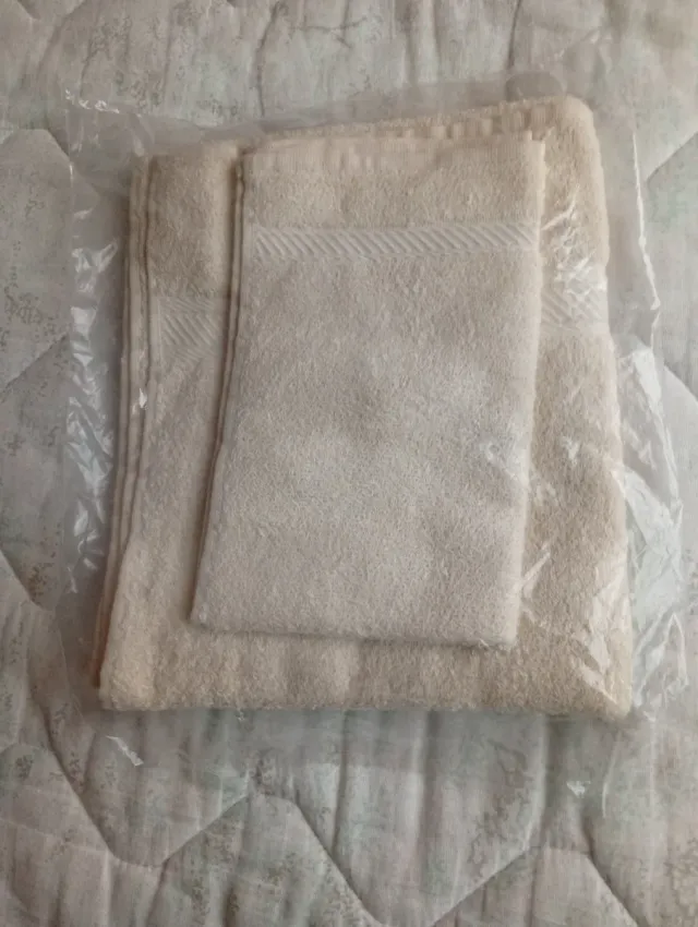 Toallas de lavabo y bidé beige nuevas