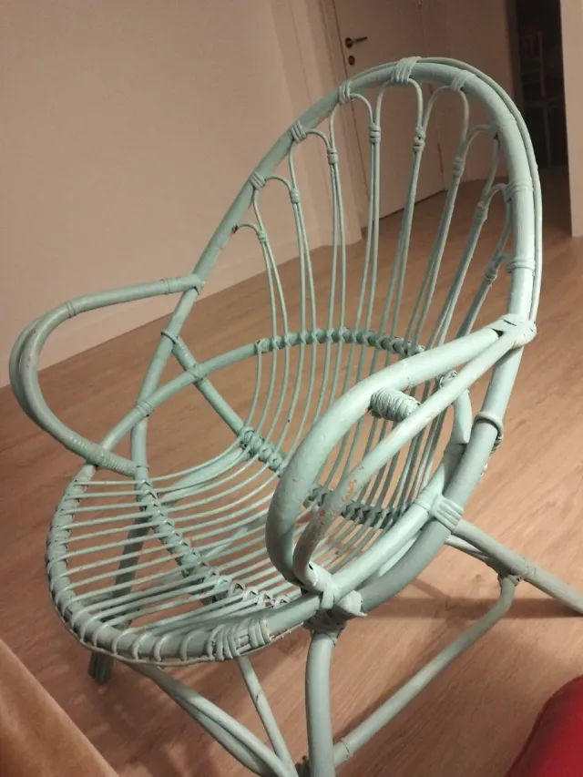 Silla de ratán azul sin cojín