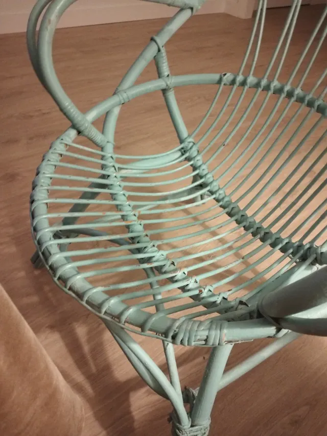 Silla de ratán azul sin cojín