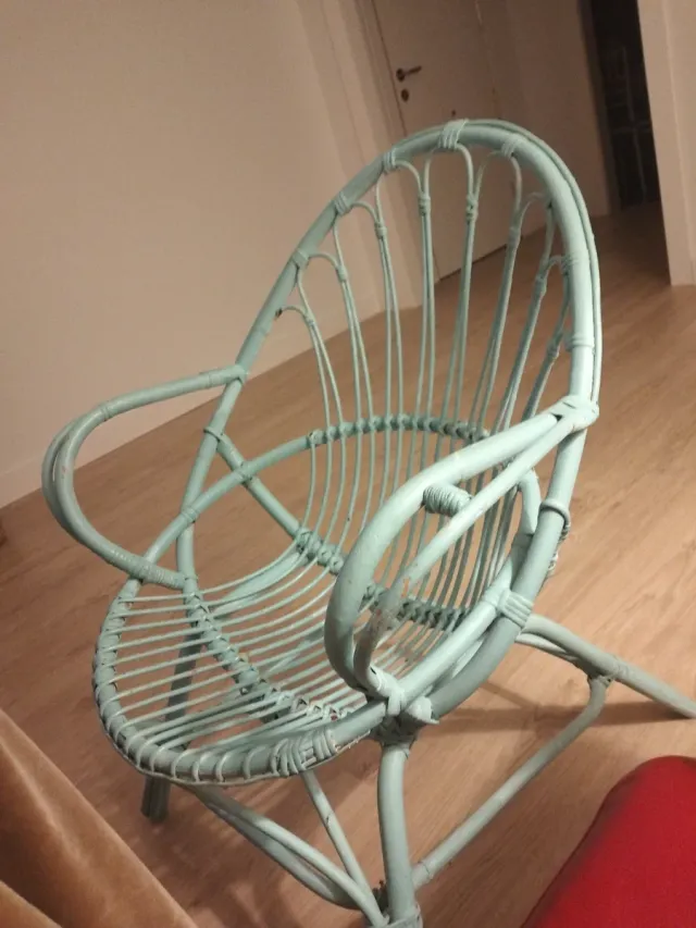Silla de ratán azul sin cojín