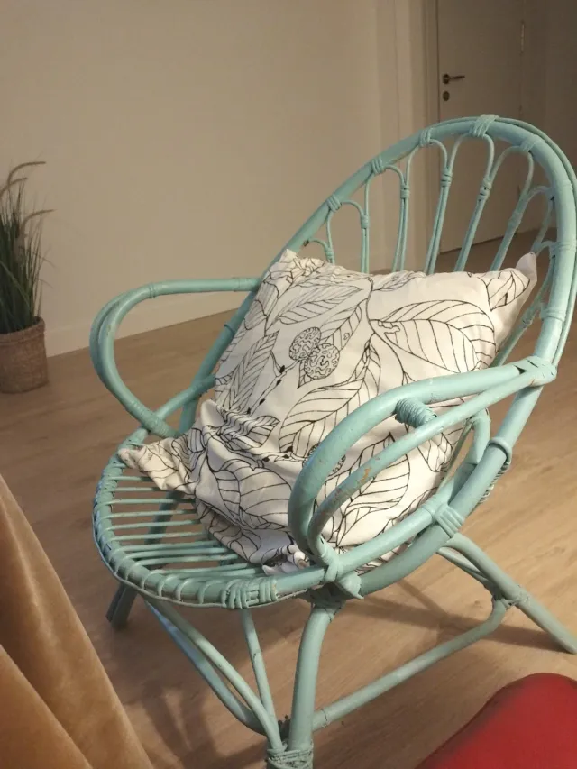 Silla de ratán azul sin cojín