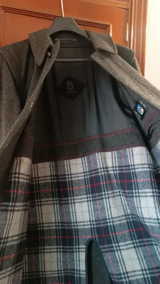 Abrigo de caballero gris. Hecho en Austria.