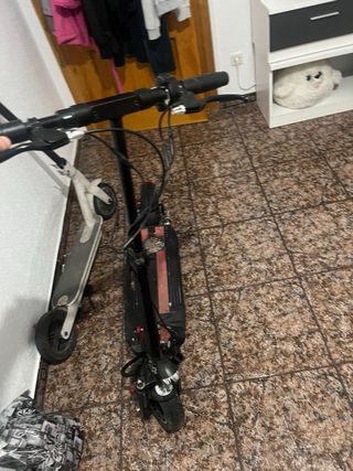 Patinete Eléctrico Negro con Rayas Rojas