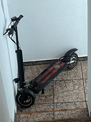 Patinete Eléctrico Negro con Rayas Rojas