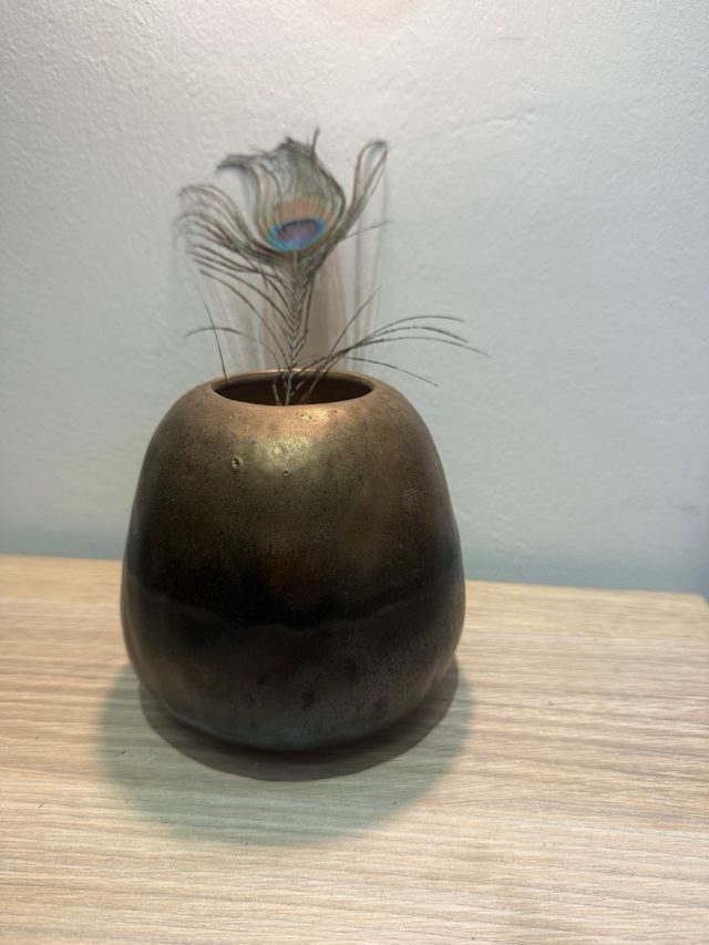 Jarrón decorativo dorado y marrón