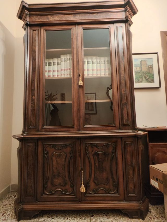 Libreria in legno e vetro