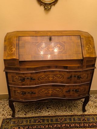 Mobile a ribalta in legno intarsiato