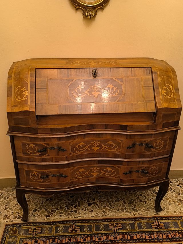 Mobile a ribalta in legno intarsiato