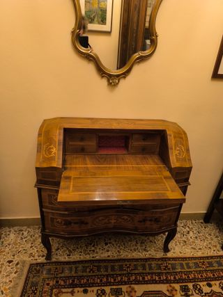 Mobile a ribalta in legno intarsiato