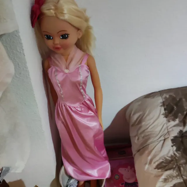 Muñeca grande de plástico rosa