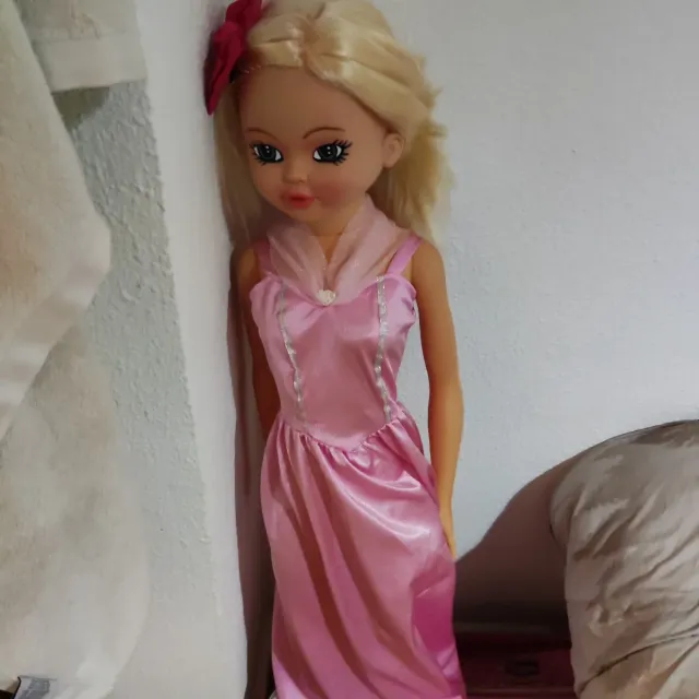 Muñeca grande de plástico rosa