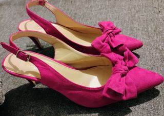 Zapatos de tacón fucsia con lazo