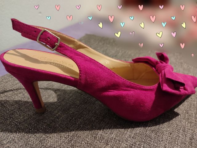 Zapatos de tacón fucsia con lazo