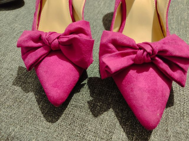 Zapatos de tacón fucsia con lazo