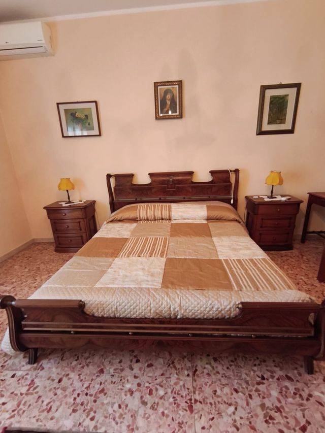 Camera da letto completa in legno