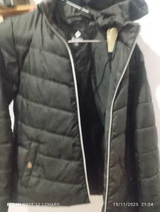 Chaquetas negras con interior rojo