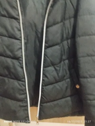 Chaquetas negras con interior rojo