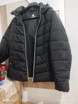 Chaquetas negras con interior rojo