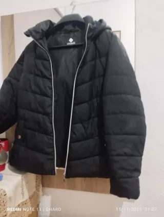 Chaquetas negras con interior rojo