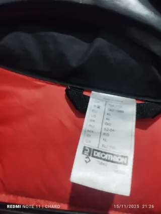 Chaquetas negras con interior rojo