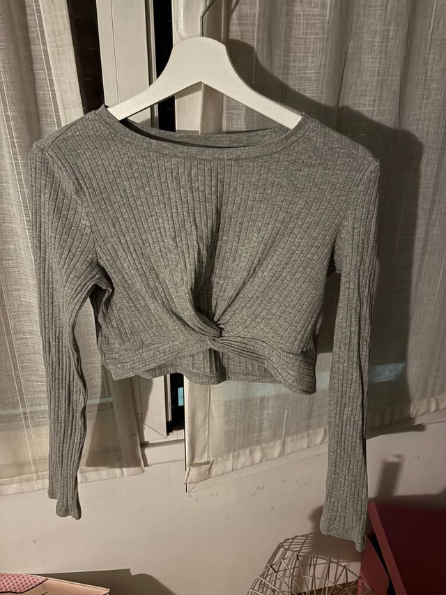 Top corto gris manga larga