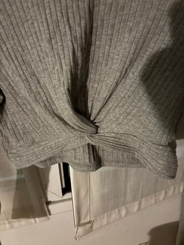 Top corto gris manga larga