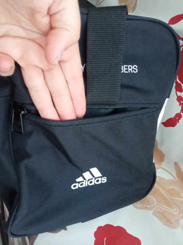 Borsone Adidas M nero e bianco nuovo