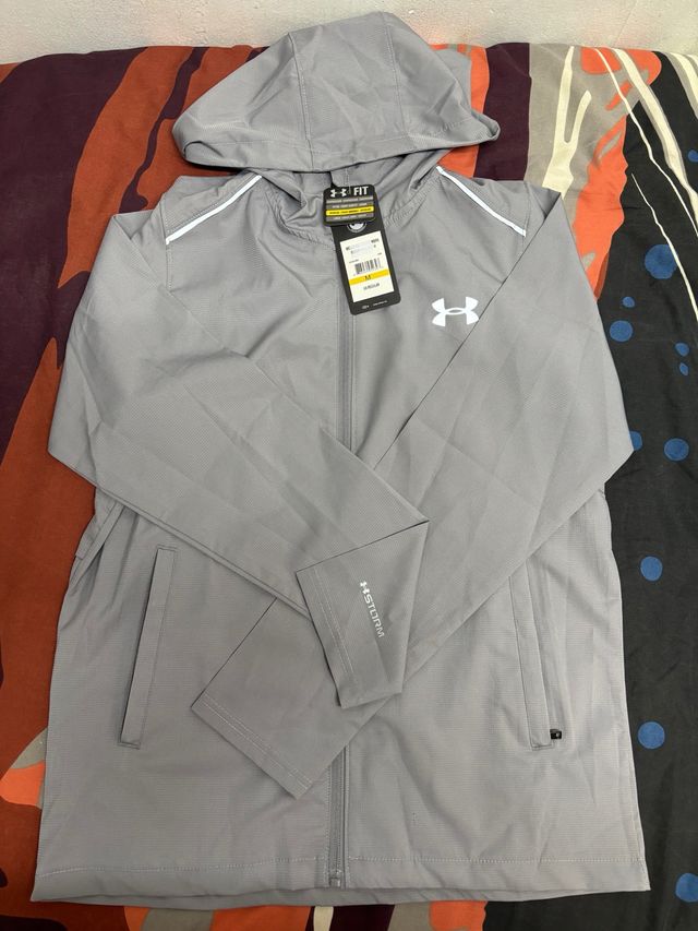 Chaqueta Under Armour gris con capucha, TALLA M